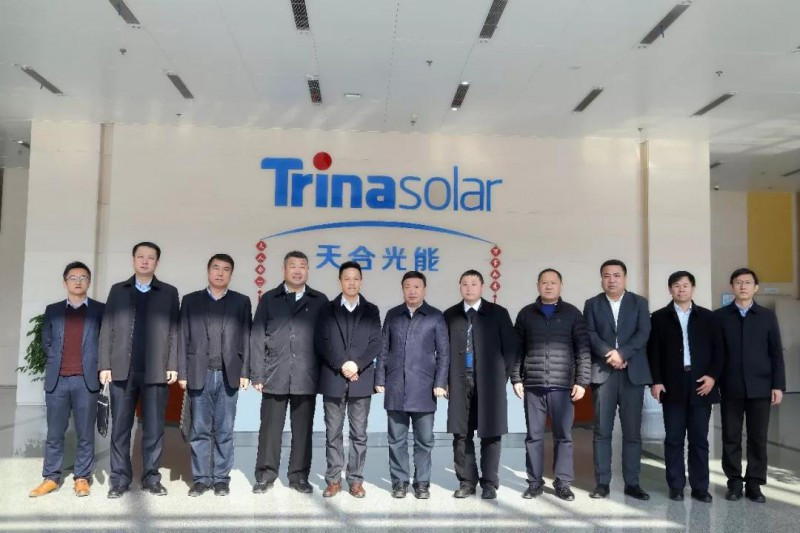 原标题：天合光能携手鸡西市政府打造绿色能源城            为充分开发利用鸡西丰富的太阳能资源，加快经济结构优化升级步伐，天合光能与鸡西市政府将于2017至2020年期间将城子河区作为光伏试点基地，共同开发未利用荒地、各类屋顶资源用于建设光伏、风电等项目。项目一期投资目标为300MW，投资总额达20亿元