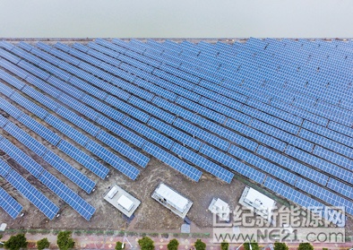 

12月15日,在浙江省慈溪市慈东滨海工业园区的盐碱地上,总装机容量为12兆瓦的分布式光伏电站正式并网发电。 
