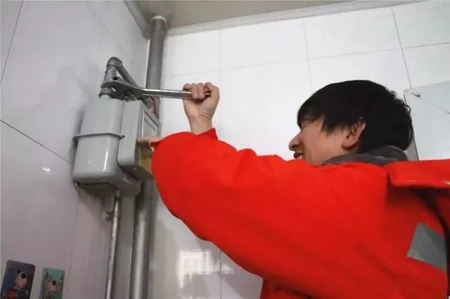 　　“足不出户就能交燃气费，太方便啦！”记者从北京顺义市政控股有限责任公司获悉，该公司正在积极启动升级更换“智能远传”燃气表工程，将陆续对港馨东区、澜西园三区等20个小区17898户IC卡表用户，免费更换新版“智能远传”燃气表，新燃气表安装后，居民将实现足不出户充值燃气费。据悉，该工程预计本月底前全部更换完毕