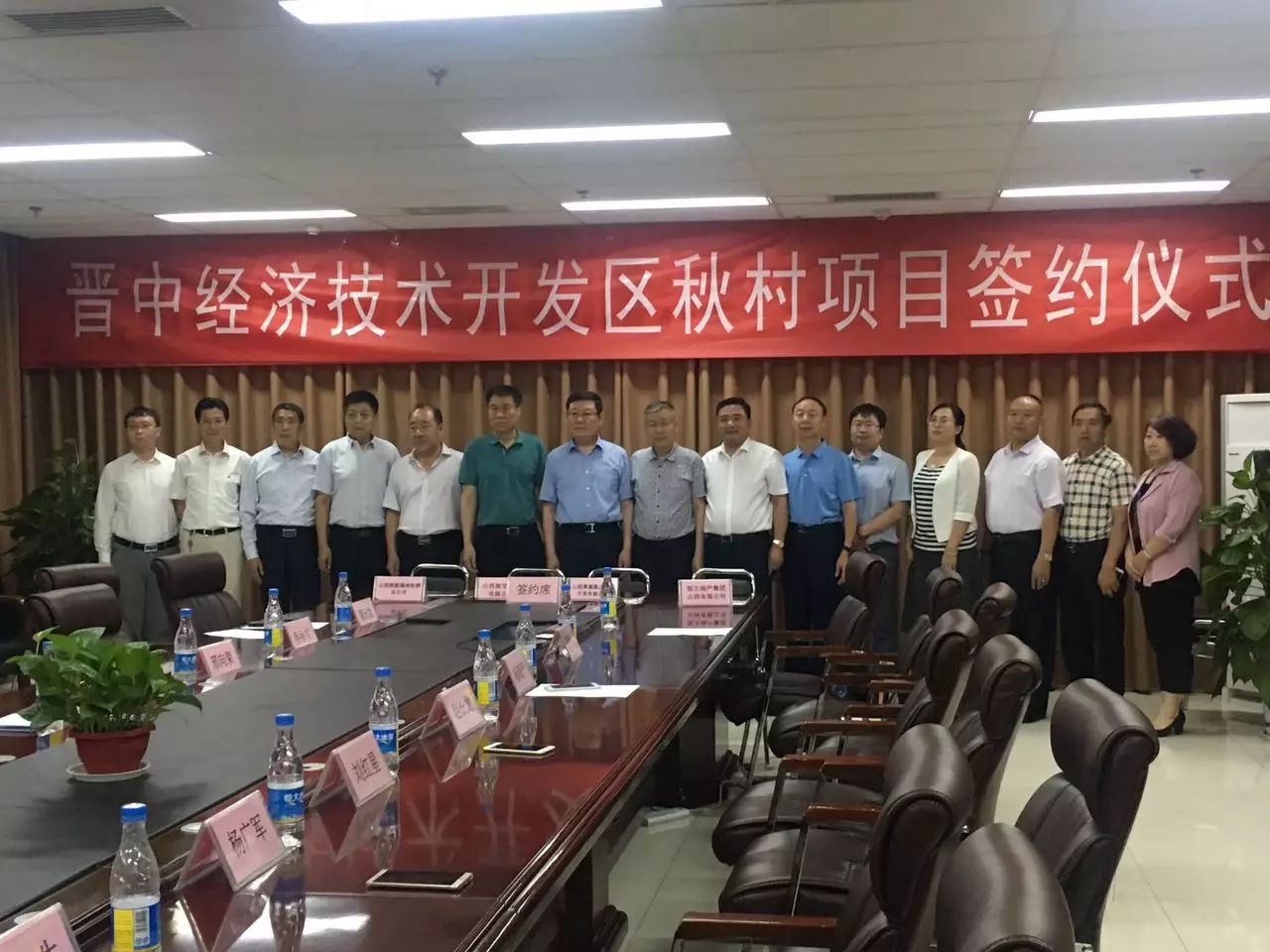 原标题：榆次：秋村将建设”文化特色小镇“ 促进太榆同城化！秋村人要发财了！            ﻿提示： 2017年6月，恒大地产集团山西公司、山西厚德隆房地产开发有限公司、山西地宝能源有限公司、山西统配煤炭经销总公司四方签署协议，就位于晋中市经济技术开发区秋峪路秋村段的地块开发建设开展合作，拟建设独具特色的文化特色小镇。  山西省煤炭工业厅党组成员、副厅长王宇魁，山西省煤炭工业厅煤炭资源地质局局长、山西地宝能源有限公司董事长张春燕，山西省能源国际物流有限公司董事长、总经理杨爱青，河南山西商会会长刘红星