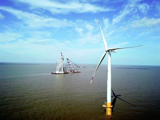 
            	 江苏省滨海县黄海海域，滨海北H1号海上风电项目现场。由武桥重工集团华尔辰海上风电公司参与建设的这一项目，12月13日斩获2016-2017年度国家工程领域最高奖项――国家优质工程金质奖，成为首个获该奖的风电项目