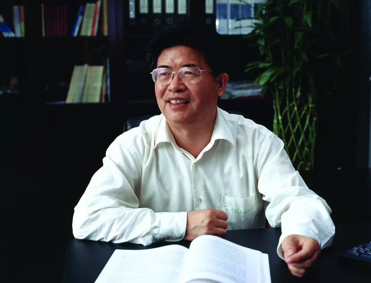 原标题：中国能源装备终身成就奖人物沈国荣：笃定“匠心”打造电力控制保护行业“百年老店”             一件白色衬衣、一双平底布鞋，日前在南京南瑞继保电气有限公司(下称“南瑞继保”)二楼会议室，记者见到了中国工程院院士、南瑞继保董事长沈国荣，已过耳顺之年的他看起来严肃而朴实。 沈国荣说过，要把南瑞继保办成一个世界级的“百年老店”