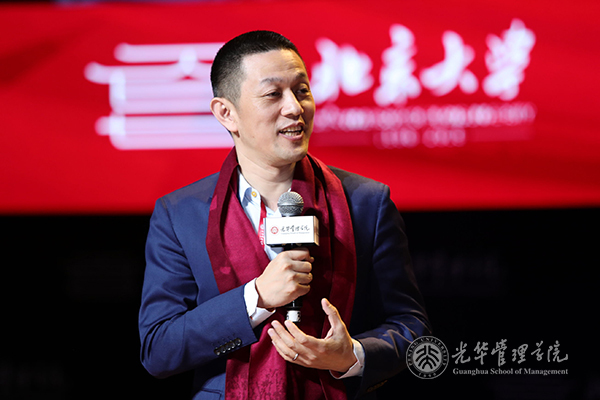 原标题：蔚来汽车李斌：汽车行业在大变革前夜，会深度影响能源产业和科技产业            12月17日，第十九届北大光华新年论坛在北京大学百周年纪念讲堂举行。本次论坛的主题是“新时代 新思想——致敬改革开放40年，庆祝北大建校120周年”