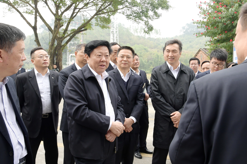 　　12月14日，南方电网公司党组书记、董事长李庆奎在广东省江门鹤山市雅瑶镇陈山坑村调研农网改造升级情况。 南网报记者 吴兴波 摄　　12月14日，南方电网公司党组书记、董事长李庆奎赴基层党建工作联系点广东电网公司江门供电局，就学习贯彻党的十九大精神以及农网(配网)改造升级、农村供电所建设等情况进行调研并开展专题研讨