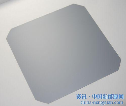                                                                                                                                                 
	

	　　从单晶硅片龙头厂隆基11月份报价一次性大降0.4元/片、让180μm单晶硅片由每片6元降到5.6元人民币之后，正式开启了单晶硅片的价格下跌走势。市场预期单晶需求一月仍然偏弱，本周单晶硅片大厂并未释出新报