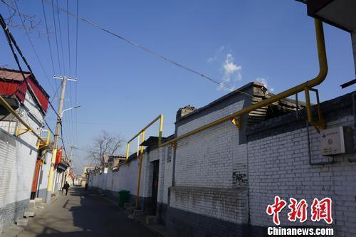 原标题：冬天放心取暖!官方接连出大招,还派出督查组            中新网北京12月19日电(邱宇) 今年供暖季，为了在改善空气质量的同时保障群众温暖过冬，多部委接连印发文件强调，“煤改气”未能及时完工地方可燃煤取暖，同时采取多措施“防气荒”，并进行实地调研督导。国家发改委等十部门还出台规划，明确气源保障总体方案，计划到2021年北方清洁取暖达70%，替代散煤1.5亿吨
