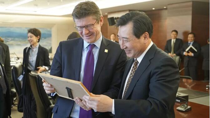 　　12月16日下午，英国商业、能源与产业战略部内阁大臣格雷格˙克拉克先生一行访问中国三峡集团。三峡集团党组书记、董事长卢纯在北京会见了克拉克一行，双方就相关合作事宜进行会谈