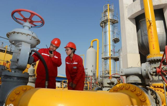 原标题：中国深陷天然气荒，中国终于出手了，专家：五年内或难以解决            中国已经在11月末采取行动限制天然气价格，并将天然气转移至中国北方，以解决限煤努力造成的液化天然气(LNG)短缺。根据国家发改委的数据，在今年前10个月，将工业和住宅用户转换为天然气导致需求增长了19%