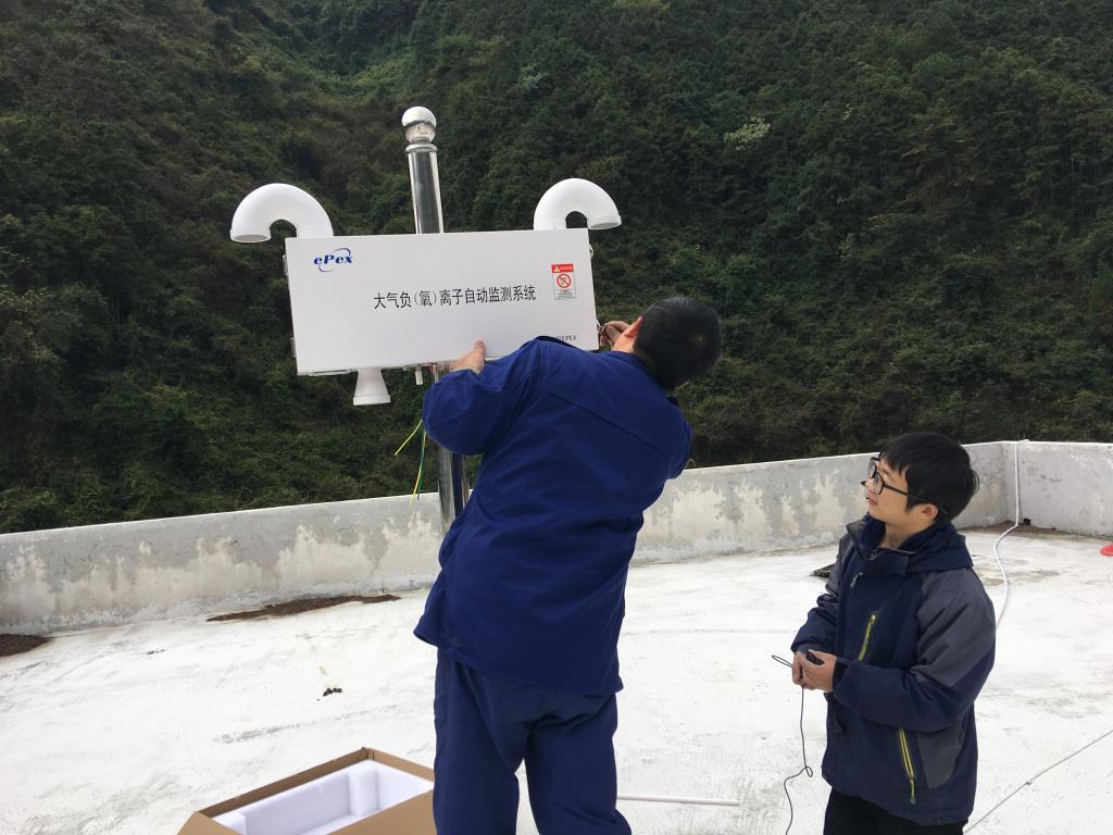 　　12月18日，湖南宁远县新建的4个大气负氧离子监测站顺利建成并投入使用，目前监测站运行稳定，每分钟采集一次数据传输到服务器，根据短期采集的数据显示每立方厘米负氧离子数量峰值高达10772个。  图为工作人员正在安装调试仪器