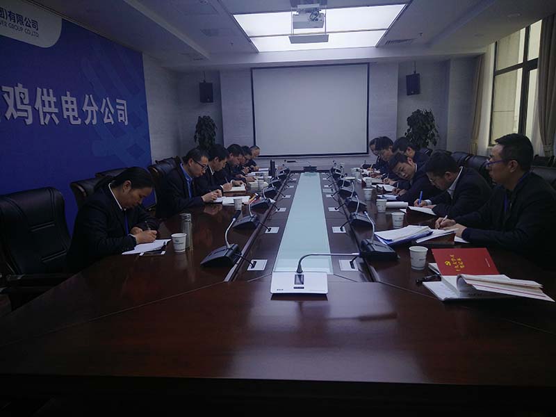 
　　农村电气化网讯：为深入学习贯彻落实党的十九大精神，快速将修试中心全体党员干部职工思想与行动统一到十九大精神上来，凝心聚力，努力工作，推动全年检修任务和指标圆满完成。12月14日下午，宝鸡供电分公司修试中心党小组开展了“学习贯彻十九大精神，冲刺全年目标任务”党员活动日活动