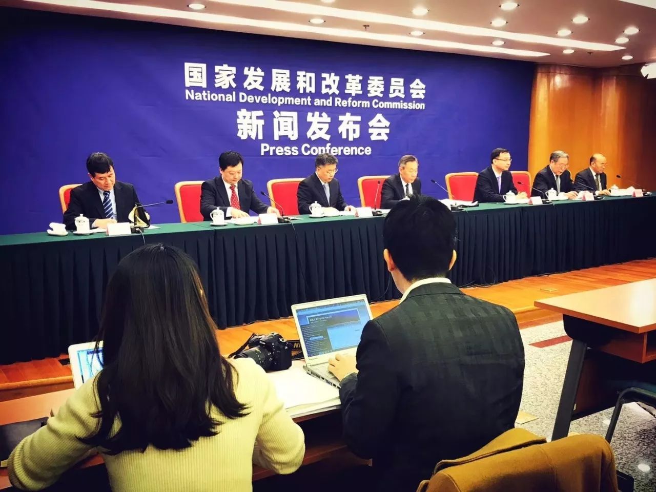 原标题：碳交易市场正式启动，权威回应你关注的7个问题！             △全国碳排放交易体系启动工作新闻发布会现场 今日（12月19日）下午4点，国家发改委召开了全国碳排放交易体系启动工作新闻发布会。经国务院同意，国家发改委印发了《全国碳排放权交易市场建设方案（发电行业）》（以下简称《方案》），宣布全国碳市场正式启动，将由湖北省和上海市分别牵头承建两个系统，北京、天津、重庆、广东、江苏、福建和深圳市共同参与系统建设和运营