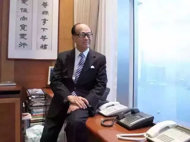 原标题：中国已成世界第二大经济体，为何李嘉诚却要去欧洲？            为何李嘉诚要去欧洲？   请点击此处输入图片描述 前段时间，关于李嘉诚撤出汕头大学的事情，传得沸沸扬扬。虽然最后证明这个事情是子虚乌有，不过这几年李嘉诚在中国频频抛售物业，也让中国民众对他失去了信心