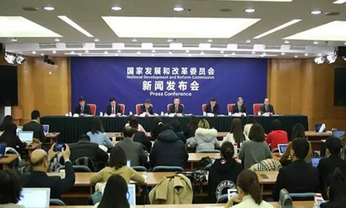 原标题：重磅突发 | 今天，中国宣布启动全球最大的碳交易市场，这6大问题最关键……             作者/王君齐 华夏能源网编辑发布，转载须授权 今天，中国宣布将启动全球最大的碳排放权交易体系，以稳定并最终减少其二氧化碳排放。碳排放权体系系统有望成为中国实现其《巴黎协定》承诺的关键工具