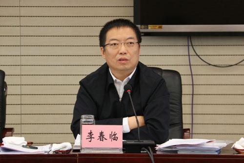 原标题：人事〡李春临能带领榆林走出困境吗？             很多年后，当李春临被拟任命为榆林市市长人选时，大概不会想到，曾在煤炭黄金十年时期，位居地方能源要职的他，会在行业寒冬的漫长期，成为一方能源城市的主官。 时间回到2007年，那是煤炭行业最好的时期，也是年近不惑之年的李春临，春风得意的一年，升居陕西省发改委能源处处长，同时兼任省陕北能源化工基地建设领导小组办公室综合组组长