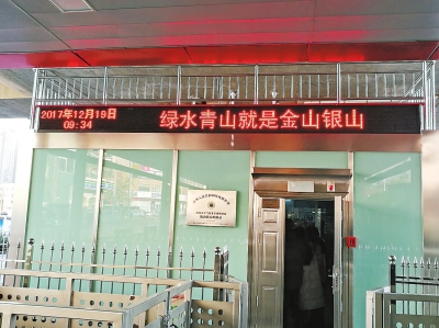 　　空气质量监测站，从高楼大院里走出，走到了交通量较大的路边。除了9个国家控制监测点位外，河南郑州市区又一新型的空气质量监测点位，12月19日正式通过媒体亮相