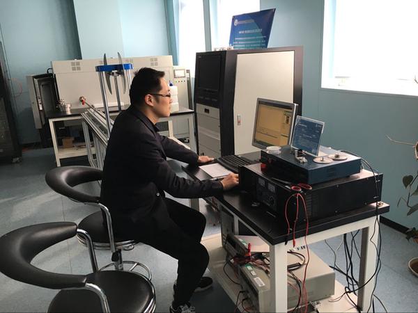　　作为国家物联网感知装备产业计量测试中心筹建组的中坚力量，李建用一年多踏实做事、勤恳做人的事实证明了计量人难能可贵的精神品质。  图为李建在工作中