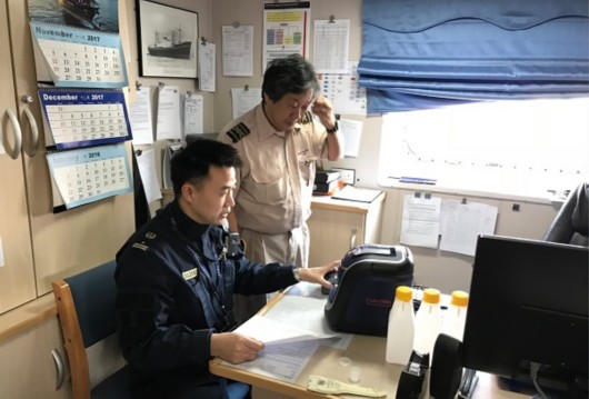 　　12月20日，上海港船舶排放控制区监管又添现代化科技新装备——上海海事局首次快速检测船舶燃油硫含量，短短130秒即可高效准确得出结果，检测时间从原来的至少3天缩短到3分钟内。  海事执法人员正在使用硫含量快速检测仪