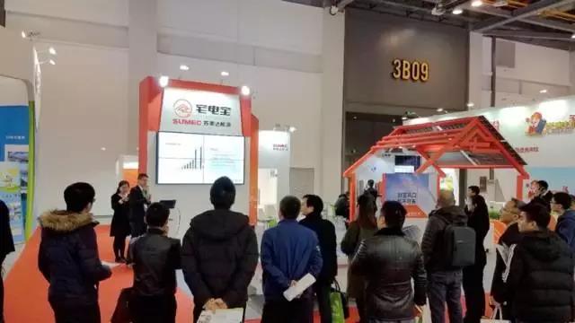 原标题：苏美达宅电宝引领户用分布式光伏迈向品质发展新时代            12月15日，2017全国户用光伏品牌巡回展(浙江)站在杭州隆重召开，能源央企苏美达能源携旗下户用光伏品牌——宅电宝亮相此次展会，并凭借40年的央企品牌背书、成熟可靠的系统解决方案以及完善的服务支持体系成功获评“2017中国户用光伏金牌企业”，赢得与会者的一致认可和好评。  ▲现场品牌宣讲吸引了众多观众驻足聆听 近一两年来，户用分布式光伏已成为光伏行业新的发展风口