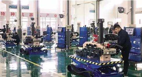 　　近日，由中信重工机械股份有限公司投资的特种机器人产业基地正式落户新疆乌鲁木齐甘泉堡经济技术开发区，未来几年，这里将打造成全疆最大机器人制造基地。 (图片来源于网络，侵删) 　　中信重工机械股份有限公司副总经理刘大华表示，公司到新疆建设机器人制造基地，就是看准新疆市场的强大需求