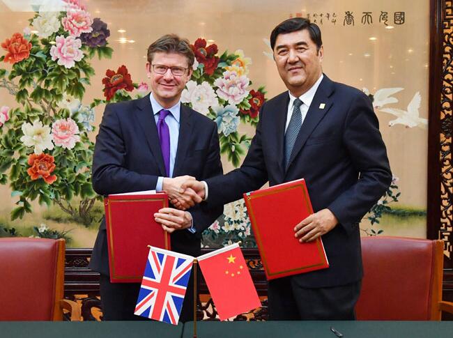 
	中國儲能網(wǎng)訊：12月15日，為配合第九次中英經(jīng)濟財金對話，國家能源局與英國商業(yè)、能源與工業(yè)戰(zhàn)略部在北京共同舉辦第五次中英能源對話。國家發(fā)展和改革委員會副主任、國家能源局局長努爾˙白克力和英國商業(yè)、能源與工業(yè)戰(zhàn)略部內(nèi)閣大臣格雷格˙克拉克共同主持對話，并于會后簽署了《中英清潔能源合作伙伴關(guān)系實施行動計劃》