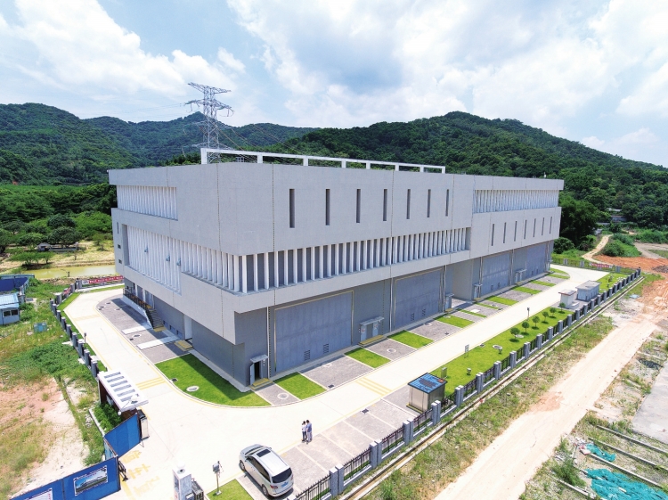 　　“报告启动委员会，220千伏知识城变电站启动正常，试运行正常。”12月18日，随着广州供电局主网调度科总值长陈志聪向启动委员会确认220千伏知识城变电站3台主变的通电并网，220千伏知识城输变电工程正式宣告竣工投产