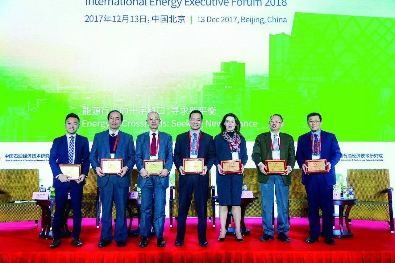 原标题：关注 | 中美两大智库发声：能源2018，站在“十字路口”选择　　　——2018国际能源发展高峰论坛观点聚焦            由中国石油经济技术研究院（ETRI）和能源咨询机构IHS Markit公司联合主办的“2018国际能源发展高峰论坛”，于日前在北京成功举行。 这是双方第5次举办这一年度峰会，会议主题为“能源行业的十字路口：寻求新平衡”，吸引了包括欧佩克、国际能源署、国际能源论坛等国际知名能源组织在内的380名国内外专家共同参与，参会人数创历年之最