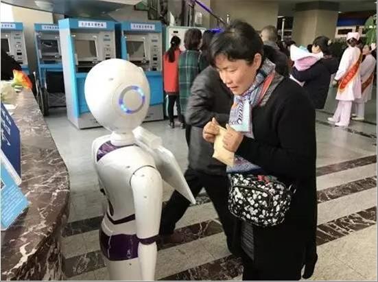 　　近日，一台名叫“小爱”的实体交互智能问讯机器人在仁济东院门诊大厅上岗，医院微信就医服务号咨询功能线上24小时服务同步开通运行，这是全国综合性医院首个运行的咨询互动智能机器人，可以线上(微信服务号机器人)线下(实体机器人)多渠道跨院区服务，24小时解答患者疑问。这不仅大大方便了广大患者，而且着实减轻了门诊问询窗口工作人员的工作强度