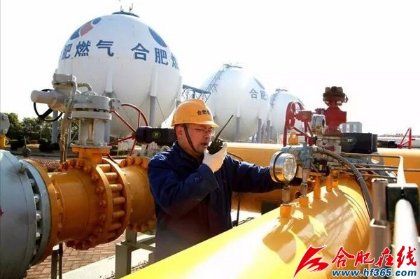 原标题：用量超红色预警！天然气缺口变大！合肥会停气？            合肥在线记者 李静 报道 重磅！ 合肥市天然气缺口变大 用量超红色预警！ 12月22日，记者从合肥市城建建委了解到，目前全市日供气量达到487万方/日，在寒潮来临时，供气缺口达到了惊人的153万方/日，供气缺口超过用气总量的30%，用量已超红色预警线，目前缺口均已通过LNG气化补充，暂未出现停气、限气情况。  合肥燃工作人员正进行紧急调配工作 随北方“油改气”、“煤改气”进程而增加的天然气需求，目前全国天然气供需形势日趋严峻