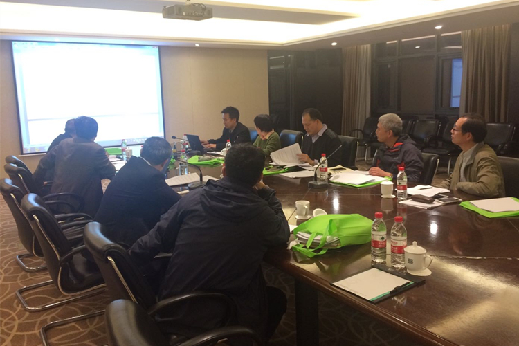 　　近日，《气体容积式流量计》国家检定规程和《气体容积式流量计》型式评价大纲起草小组全体成员会议在浙江杭州召开。  图为会议现场