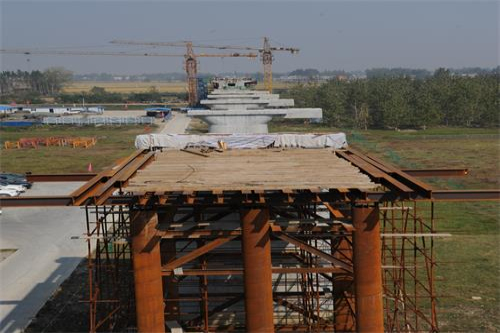　　湖北江汉铁路建设进入尾声，穿梭在江汉平原电气化铁路线上的“小推车”实现高铁电气化施工各项参数的同步检测。  (图片来源于网络，侵删) 　　轻巧的“小推车”学名接触网施工同步检测装置