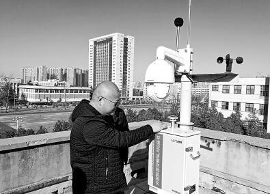 　　空气质量交通观测站，可以研究机动车尾气排放与空气污染的关系；国家9个控制性监测站点，能够让市民在手机上看到实时的空气质量状况。除此之外，郑州市区还分布着195个网格化微型监测站点，能够对1.5公里半径范围内的空气状况进行实时监测