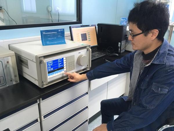 　　徐志伟是江苏无锡计量测试院温度与光学计量检测部的一名检定员，他进入计量院工作已有七年，前后从事过中温检测、温度类设备的现场检测和湿度检测，目前主要负责无锡计量院温度部湿度方面的计量工作，包括各类温湿度仪器仪表以及露点仪的检定和校准。七年来，他的工作涉及了多项温湿度计量专业，并出色胜任，由一名青涩的新人磨练成为能够独当一面的专业检测专家