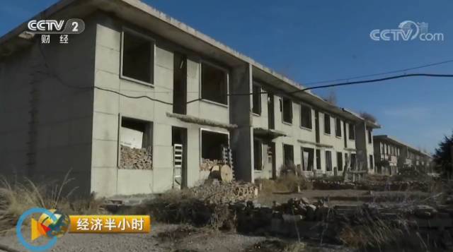 原标题：央视报道！看山西大同“光伏领跑者示范基地”如何带领4090户贫困户脱贫            2017年12月23日，央视财经频道《经济半小时》节目播出《新时代里访乡村-荒坡上的阳光财富》，讲述了山西省大同市光伏取得的巨大效益！  山西大同是我国重要的能源基地，被誉为“中国煤都”，为国家经济发展做出巨大贡献。由于长期大规模开采，煤炭资源日益枯竭，生态环境遭到破坏，煤矿关停潮席卷而来，大同“一煤独大”的经济发展模式受到了严峻挑战