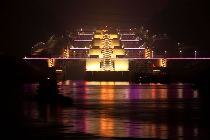      　　本网讯（赵鹏）三峡大坝渲染照明工程参建各方在完成向党的“十九大”献礼的亮灯目标后，一如既往的精心组织、狠抓落实，于2017年12月21日进入全面供电调试阶段。地下电站山体首次“点亮”，坝顶“水流之光”已实现设计预期效果，泄洪坝段“钢琴键”已弹奏起美妙的“长江之歌”，双线五级船闸绚丽多彩