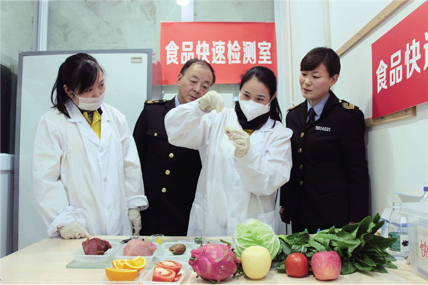　　近日，重庆江津区重百超市新鲜的蔬菜刚摆上货架，超市的检验人员便从中提取样品，将其送到超市食品快速检测室，通过专用仪器分析蔬菜的农药残留量。  图片来自央广网 　　今年以来，重庆江津区已有31个食品安全快检中心投入使用，覆盖了全区所有镇街和大型超市，完成食品安全快速检测3920批次