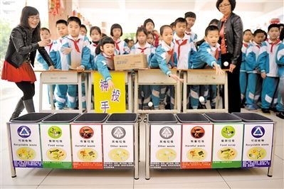 
            	小朋友參加垃圾分類(lèi)小游戲。（資料圖）廣州日?qǐng)?bào)全媒體記者莫偉濃 攝李坑垃圾焚燒二廠的中央控制室