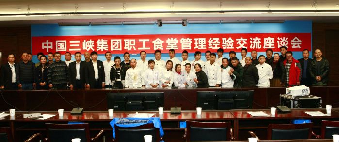      　　     　　本网讯（方绪山）12月 21日，第三届职工食堂厨师烹饪技能竞赛暨食堂管理经验交流会完美落幕！进入决赛的6个赛区 28名厨师，带着他们的厨艺和满腔热情，在两天的比赛中演绎了“煎炒烹炸煮”等十八般厨艺，体现了厨师的工匠精神，为就餐的职工们呈现了一盘盘视觉和味蕾交相辉映的美食，谱写了一段段美食佳话，造成集团机关食堂形成70分钟排长队就餐的壮观场面，满足了职工对美好饮食生活的向往。          摄影：常征     　　12月20日中午，集团公司党组副书记、副总经理林初学同志在集团