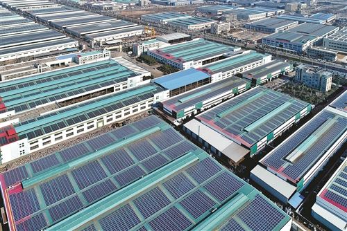 约旦60.9MW光伏电站项目经过一年建设，近日成功发电运行。由全球领先的清洁电力开发运营商——中盛能源与沙特领先的电力投资运营商ACWA电力合作建设的约旦60.9MW地面光伏电站项目，已于近日成功并网发电，预计每年将为当地居民带来超过8000万度的清洁电力