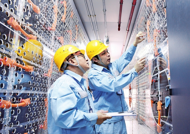 
　　廣東電網(wǎng)公司東莞供電局的用電檢查人員為分布式儲(chǔ)能系統(tǒng)保障供電。 顧萱 攝

　　廣東佛山高明荷城充電站整齊排列著多臺(tái)充電設(shè)施