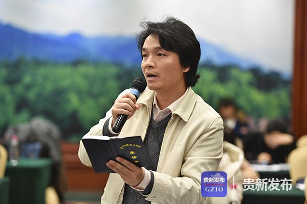 　　11月24日下午，貫徹落實(shí)十九大精神推動(dòng)貴州能源工業(yè)轉(zhuǎn)型發(fā)展新聞發(fā)布會(huì)在貴陽召開，貴州省能源局副局長(zhǎng)、新聞發(fā)言人李奕檣，省能源局規(guī)劃處處長(zhǎng)王家平，煤炭處處長(zhǎng)高騰友，電力處處長(zhǎng)諶毅業(yè)，油氣處處長(zhǎng)張棟出席發(fā)布會(huì)。

　　在提問環(huán)節(jié)，貴州日?qǐng)?bào)記者提問，貴州省能源局電力處處長(zhǎng)諶毅業(yè)作了現(xiàn)場(chǎng)回答，問答原文如下