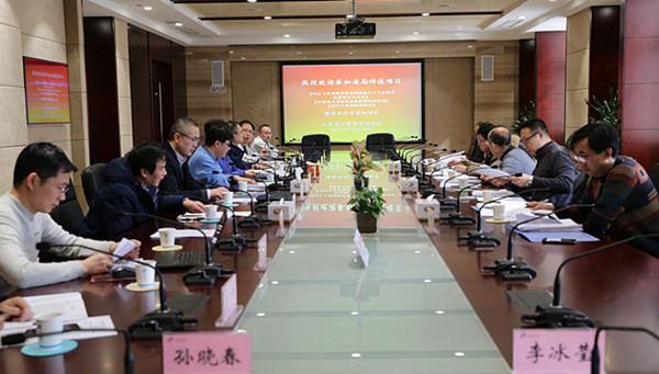 　　12月19日下午，來自南京工業(yè)大學(xué)、中國計(jì)量科學(xué)研究院、上海市計(jì)量檢測(cè)研究院等單位的7位專家組成驗(yàn)收委員會(huì)，對(duì)就江蘇計(jì)量院承擔(dān)的3項(xiàng)省局科技項(xiàng)目《呼出氣體酒精含量探測(cè)器檢定用氣體標(biāo)準(zhǔn)物質(zhì)的開發(fā)研究》、《四肢骨關(guān)節(jié)磁共振性能模體的研制》和《真空計(jì)現(xiàn)場(chǎng)檢測(cè)裝置》進(jìn)行評(píng)審驗(yàn)收。  圖為驗(yàn)收會(huì)現(xiàn)場(chǎng)