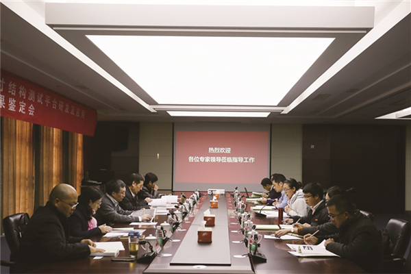                                             12月21日，中国机械工业联合会组织专家成立鉴定委员会，对中复连众与山东理工大学联合研发的“12兆瓦级风电叶片全尺寸结构测试平台”进行了科学技术成果鉴定。专家们在听取了汇报，考察了现场，经过质询和讨论后，一致认为成果整体技术水平达到了国际先进水平，其中面向风电叶片静力试验的三维挠度精准测量技术达到国际领先水平