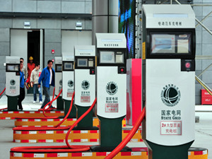 
                
	
                    
	近日，从湖南省长沙市能源局消息，长沙目前新能源汽车达到37599辆，其中纯电动汽车28487辆。长沙已验收投运的新能源汽车充电桩7000多个，比去年新增3000多个