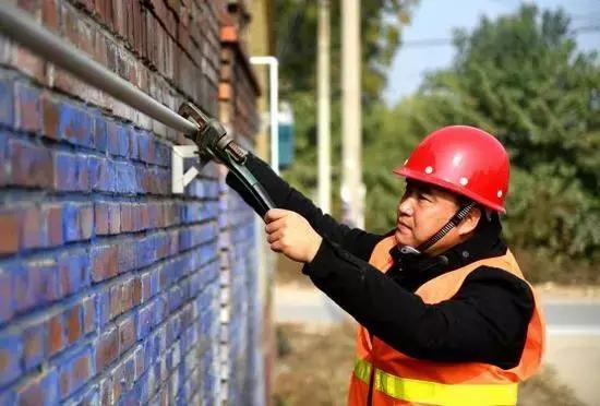 原标题：太阳能资讯：中国清洁取暖路线图公布，官方网站（全文）            境外媒体称，据中国官方媒体报道，随着供暖危机加剧，中国政府公布了一项自今年到2021年的五年规划，以安排中国北方地区的清洁取暖。 据路透社12月17日，中国北方地区天然气的严重短缺令其价格飙升，中国工业腹地的部分商户和居民因此受损