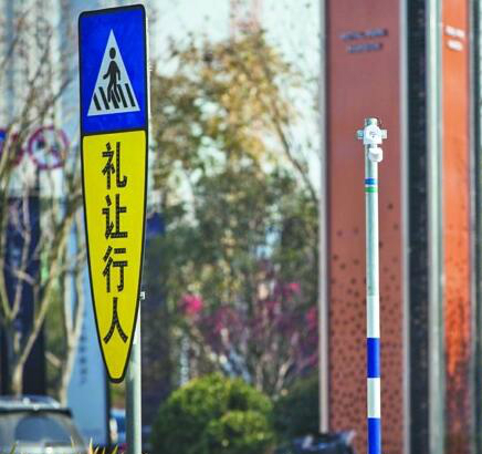 　　“礼让斑马线”时，一些驾驶人由于不熟悉道路状况，发现前方是斑马线再减速很可能来不及，且极易引发碰撞行人的交通事故。12月25日，记者从交警部门了解到，江苏无锡首套“智能红外感应人行横道监测仪”已安装在贡湖大道塘铁桥路段，目前正在试运行