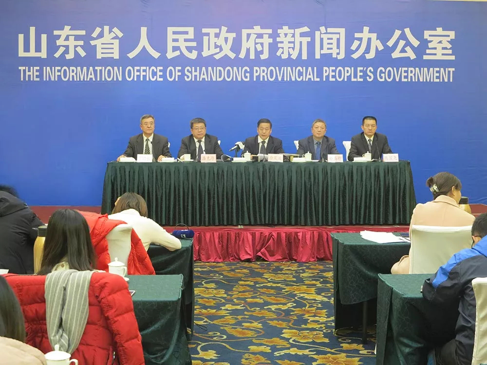 　　山东省科技厅组织科研团队世界首次“把‘人类的眼睛’放到了万米深海”，他们构建起全球第一个马里亚纳海沟海洋科学综合观测网，还成功回收了世界首套万米综合潜标，使深海状态变化“看得清，查得明，报得准”。 (图片来自于山东省科学技术厅) 　　在12月25日召开的“透明海洋”科技创新工程新闻发布会上，山东省科技厅有关负责人宣布：实施4年的“透明海洋”科技创新工程已取得阶段性