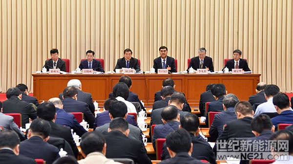 
    12月26日，2018年全国能源工作会议在北京召开。会议深入学习贯彻党的十九大精神和习近平新时代中国特色社会主义思想，贯彻落实中央经济工作会议决策部署，认真贯彻习近平总书记重要指示精神，传达学习李克强总理、张高丽副总理关于能源工作的重要批示要求，总结党的十八大以来能源工作成绩，分析新时代能源发展形势任务，筹划新时代能源发展战略目标和思路举措，研究部署2018年工作
