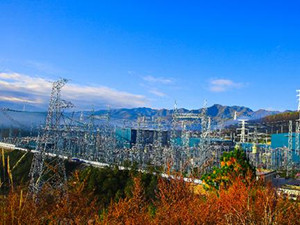
            	　　12月27日，南方电网负责建设的滇西北特高压直流输电工程双极低端阀组投入运行，标志着该工程正式投运。　　　　据了解，滇西北特高压直流输电工程新松换流站是目前世界上海拔最高（2350米）的特高压换流站，同时也是世界上地震设防烈度最高的特高压站点