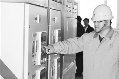 
            	内蒙古通辽扎鲁特旗河北新区风电供热站的工作人员在调试锅炉炉温国网扎鲁特旗供电公司员工为风电供暖线路巡线过了冬至，凛冽的寒风，刺骨的寒冷，标志着开始进入一年中最寒冷的时节“数九寒冬”，内蒙古东部地区多地迎来降雪降温天气，气温将持续走低。近日，笔者从内蒙古通辽市扎鲁特旗了解到，今年供暖季，蒙东扎鲁特旗风电清洁供暖项目正安全稳定运行，供暖面积达40.1万平方米，覆盖1.2万户5万居民
