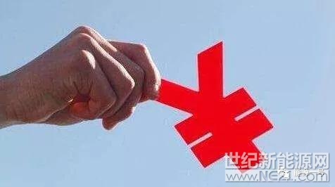 今年12月22日，国家发改委的一纸调价通知甫出，光伏项目投资商吴先生就心急如焚地跑下办公楼，从杭州驱车赶往该公司正在兴建的一处苏北电站基地。

这一名为《国家发展改革委关于2018年光伏发电项目价格政策的通知》（下称“通知”）令他深感意外